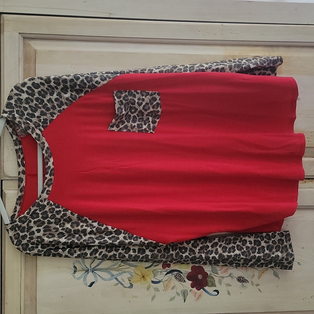 Red leopard raglan pocket tee